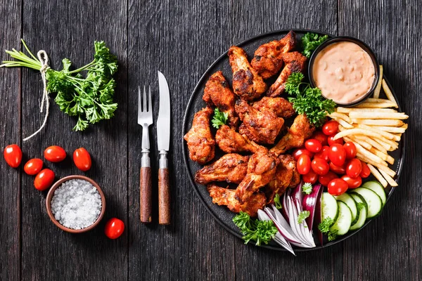 Asas Frango Assadas Picantes Com Batatas Fritas Tomates Pepino Cebola — Fotografia de Stock