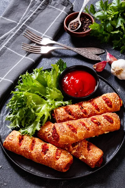 Chorizo Semi Uscate Rulouri Patiserie Puf Roșii Placă Neagră Ketchup — Fotografie, imagine de stoc