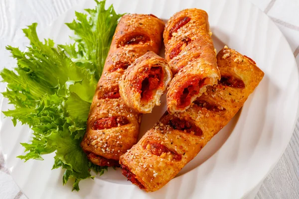 Chorizo Rulouri Patiserie Puf Roșii Semi Uscate Placă Albă Salată — Fotografie, imagine de stoc