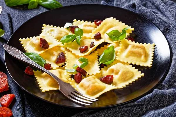 Włoskie Ravioli Wypełnieniem Chorizo Ricotta Serwowane Czarnej Płycie Smażonym Chorizo — Zdjęcie stockowe