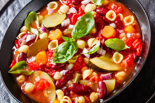 Närbild Minestrone Soppa Med Röda Bönor Zucchini Garbanzo Bönor Små — Stockfoto