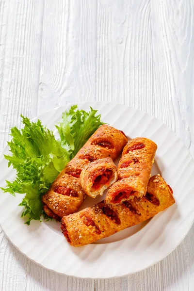 Chorizo Semi Uscate Rosii Rulouri Patiserie Puff Placă Albă Frunze — Fotografie, imagine de stoc