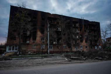 Trostianets, Ukrayna. 14 Nisan 2022 Trostianets şehir meydanı yakınlarındaki Rus askeri konut binası tarafından tahrip edildi.