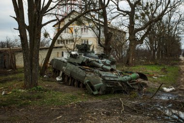 Trostianets, Ukrayna. 14 Nisan 2022 Trostianets Caddesi 'ndeki Rus tankı T-72' yi yok etti.