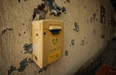 Trostianets, Ukrayna. 14 Nisan 2022 Trostianets şehrinin ana meydanında Rus ordusunun Ukrayna Posta Servisi veya Ukrposhta posta kutusuna hasar verdi