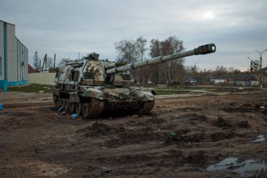 Trostianets, Ukrayna. 14 APR, 2022 Trostianets şehrinin ana meydanında Rus kundaklı Howitzer 2S19 MSTA 'yı yok etti.