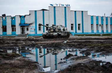 Trostianets, Ukrayna. 14 APR, 2022 Trostianets şehrinin ana meydanında Rus kundaklı Howitzer 2S19 MSTA 'yı yok etti.
