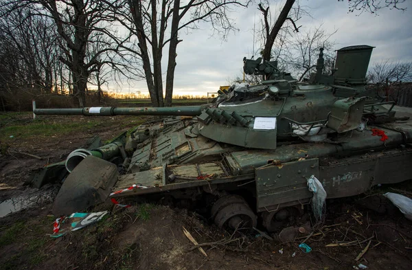 Trostianets, Ukrayna. 14 Nisan 2022 Trostianets Caddesi 'ndeki Rus tankı T-72' yi yok etti.