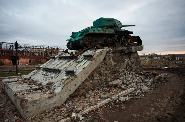 Trostianets, Ukrayna. 14 Nisan 2022 Rus Sovyet tankı T-34 tarafından hasar gördü, Trostianets şehrinin ana meydanındaki 2. Dünya Savaşı anıtı.