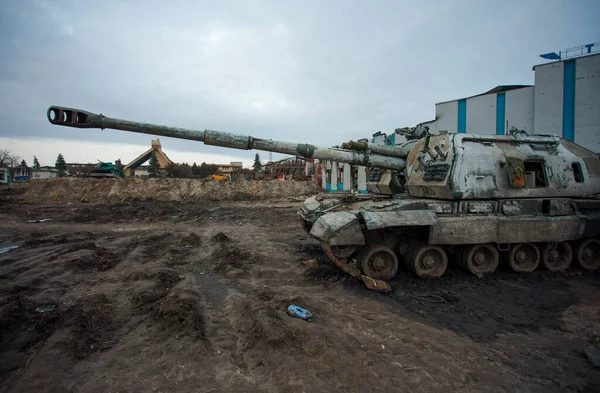 Trostianets, Ukrayna. 14 APR, 2022 Trostianets şehrinin ana meydanında Rus kundaklı Howitzer 2S19 MSTA 'yı yok etti.