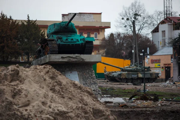 Trostianets, Ukrayna. 14 Nisan 2022 Rus Sovyet tankı T-34 tarafından hasar gördü, Trostianets şehrinin ana meydanındaki 2. Dünya Savaşı anıtı.