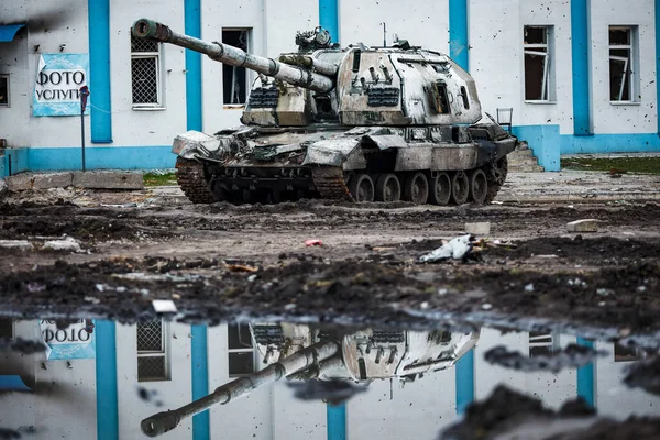 Trostianets, Ukrayna. 14 APR, 2022 Trostianets şehrinin ana meydanında Rus kundaklı Howitzer 2S19 MSTA 'yı yok etti.