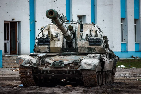 Trostianets, Ukrayna. 14 APR, 2022 Trostianets şehrinin ana meydanında Rus kundaklı Howitzer 2S19 MSTA 'yı yok etti.