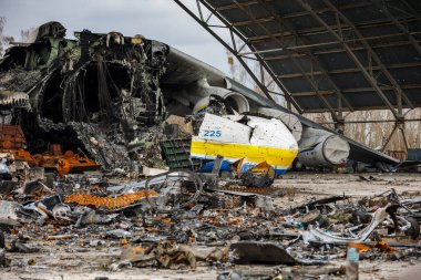 Hostomel, Ukrayna. Ukrayna 'ya yapılan Rus işgali sırasında Ukrayna' nın Ukrayna 'daki Hostomel havaalanında dünyanın en büyük uçağı olan Mriya AN-225 imha edildi.