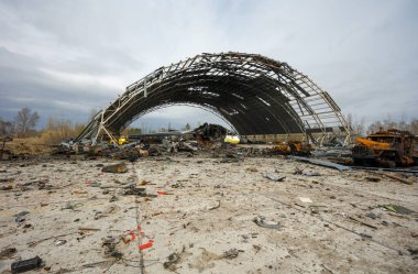 Hostomel, Ukrayna. Ukrayna 'ya yapılan Rus işgali sırasında Ukrayna' nın Ukrayna 'daki Hostomel havaalanında dünyanın en büyük uçağı olan Mriya AN-225 imha edildi.