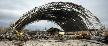 Hostomel, Ukrayna. Ukrayna 'ya yapılan Rus işgali sırasında Ukrayna' nın Ukrayna 'daki Hostomel havaalanında dünyanın en büyük uçağı olan Mriya AN-225 imha edildi.