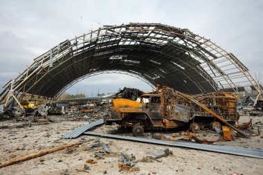 Hostomel, Ukrayna. Ukrayna 'ya yapılan Rus işgali sırasında Ukrayna' nın Ukrayna 'daki Hostomel havaalanında dünyanın en büyük uçağı olan Mriya AN-225 imha edildi.