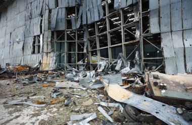 Hostomel, Ukrayna. Ukrayna 'ya yapılan Rus istilası sırasında Ruslan AN-124 Hostomel havaalanı hangarında hasar gördü.