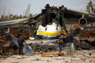 Hostomel, Ukrayna. Ukrayna 'ya yapılan Rus işgali sırasında Ukrayna' nın Ukrayna 'daki Hostomel havaalanında dünyanın en büyük uçağı olan Mriya AN-225 imha edildi.