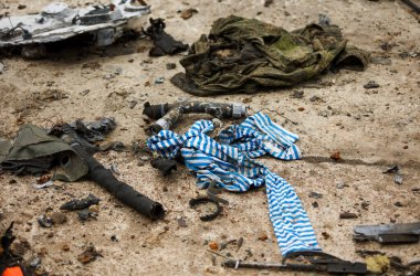 Hostomel, Ukrayna. Ukrayna 'ya yapılan Rus işgalinden sonra Hostomel havaalanında Rus askeri üniformasının kalıntıları.