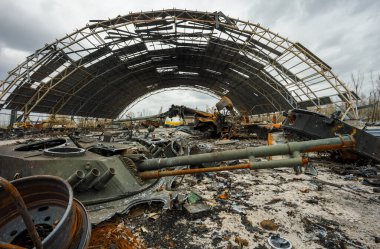Hostomel, Ukrayna. 2008 APR 08, 2022 Rus zırhlı aracı BMD-4 'ün arka planında Rus işgali sırasında Hostomel havaalanında imha edildi.