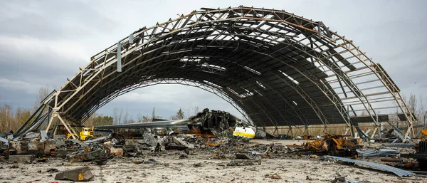 Hostomel, Ukrayna. Ukrayna 'ya yapılan Rus işgali sırasında Ukrayna' nın Ukrayna 'daki Hostomel havaalanında dünyanın en büyük uçağı olan Mriya AN-225 imha edildi.