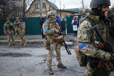 Bucha, Ukrayna. Ukrayna Cumhurbaşkanı Volodymyr Zelensky 'nin Rusya işgalcilerinden kurtarıldıktan sonra Bucha şehrini ziyaret ettiği sırada Ukraynalı savaşçı.