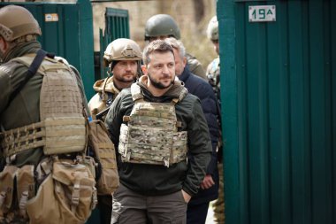 Bucha, Ukrayna. Ukrayna Cumhurbaşkanı Volodymyr Zelenskyy, Rusya 'nın Ukrayna savaşı sırasında işgalcilerden kurtulduktan sonra Bucha şehrini ziyaret etti.