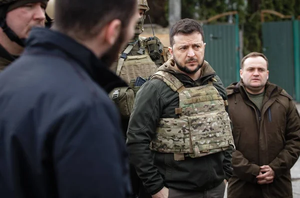 Bucha, Ukrayna. Ukrayna Cumhurbaşkanı Volodymyr Zelenskyy, Rusya 'nın Ukrayna savaşı sırasında işgalcilerden kurtulduktan sonra Bucha şehrini ziyaret etti.