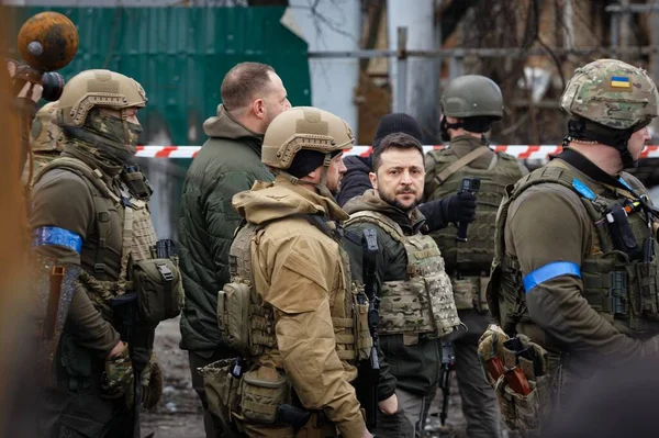 Bucha, Ukrayna. Ukrayna Cumhurbaşkanı Volodymyr Zelenskyy, Rusya 'nın Ukrayna savaşı sırasında işgalcilerden kurtulduktan sonra Bucha şehrini ziyaret etti.