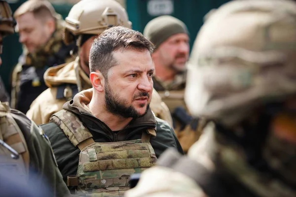 Bucha, Ukrayna. Ukrayna Cumhurbaşkanı Volodymyr Zelenskyy, Rusya 'nın Ukrayna savaşı sırasında işgalcilerden kurtulduktan sonra Bucha şehrini ziyaret etti.