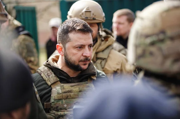 Bucha, Ukrayna. Ukrayna Cumhurbaşkanı Volodymyr Zelenskyy, Rusya 'nın Ukrayna savaşı sırasında işgalcilerden kurtulduktan sonra Bucha şehrini ziyaret etti.