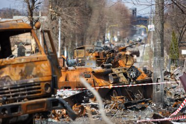 Rusya 'nın Ukrayna savaşı sırasında Rus işgalcilerinden kurtarıldıktan sonra Bucha' da Rus askeri zırhlı araçları yakıldı. Bucha, Ukrayna.