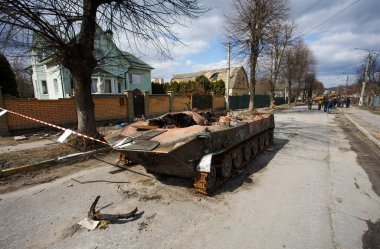 Rusya 'nın Ukrayna savaşı sırasında Rus işgalcilerinden kurtarıldıktan sonra Bucha' da Rus askeri zırhlı araçları yakıldı. Bucha, Ukrayna.