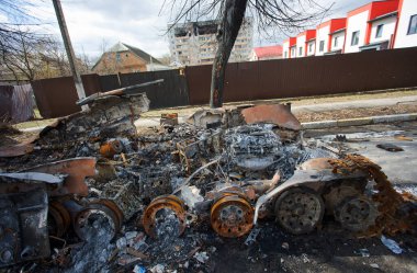 Rusya 'nın Ukrayna savaşı sırasında Rus işgalcilerinden kurtarıldıktan sonra Bucha' da Rus askeri zırhlı araçları yakıldı. Bucha, Ukrayna.