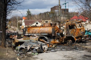Rusya 'nın Ukrayna savaşı sırasında Rus işgalcilerinden kurtarıldıktan sonra Bucha' da Rus askeri zırhlı araçları yakıldı. Bucha, Ukrayna.
