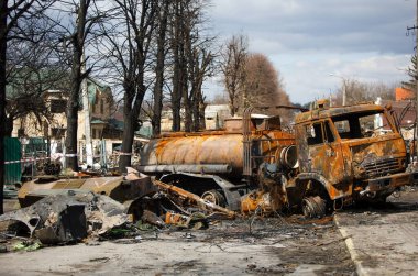 Rusya 'nın Ukrayna savaşı sırasında Rus işgalcilerinden kurtarıldıktan sonra Bucha' da Rus askeri zırhlı araçları yakıldı. Bucha, Ukrayna.