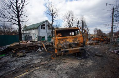 Rusya 'nın Ukrayna savaşı sırasında Rus işgalcilerinden kurtarıldıktan sonra Bucha' da Rus askeri zırhlı araçları yakıldı. Bucha, Ukrayna.