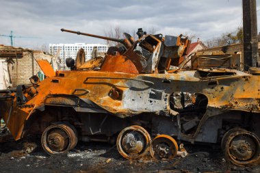 Rusya 'nın Ukrayna savaşı sırasında Rus işgalcilerinden kurtarıldıktan sonra Bucha' da Rus askeri zırhlı araçları yakıldı. Bucha, Ukrayna.