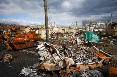 Rusya 'nın Ukrayna savaşı sırasında Rus işgalcilerinden kurtarıldıktan sonra Bucha' da Rus askeri zırhlı araçları yakıldı. Bucha, Ukrayna.