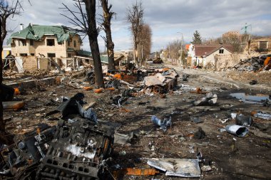 Rusya 'nın Ukrayna savaşı sırasında Rus işgalcilerinden kurtarıldıktan sonra Bucha' da Rus askeri zırhlı araçları yakıldı. Bucha, Ukrayna.