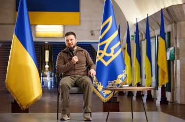 Ukrayna Cumhurbaşkanı Volodymyr Zelenskyy 'nin Rusya' nın Ukrayna savaşı sırasında Kyiv Metro istasyonundaki hava saldırılarından korunmak için düzenlediği APR-23-2022 basın toplantısı. Kyiv, Ukrayna