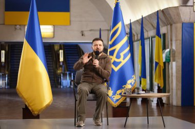 Ukrayna Cumhurbaşkanı Volodymyr Zelenskyy 'nin Rusya' nın Ukrayna savaşı sırasında Kyiv Metro istasyonundaki hava saldırılarından korunmak için düzenlediği APR-23-2022 basın toplantısı. Kyiv, Ukrayna