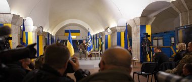 Ukrayna Cumhurbaşkanı Volodymyr Zelenskyy 'nin Rusya' nın Ukrayna savaşı sırasında Kyiv Metro istasyonundaki hava saldırılarından korunmak için düzenlediği APR-23-2022 basın toplantısı. Kyiv, Ukrayna