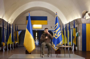 Ukrayna Cumhurbaşkanı Volodymyr Zelenskyy 'nin Rusya' nın Ukrayna savaşı sırasında Kyiv Metro istasyonundaki hava saldırılarından korunmak için düzenlediği APR-23-2022 basın toplantısı. Kyiv, Ukrayna