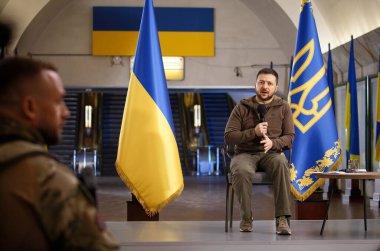 Ukrayna Cumhurbaşkanı Volodymyr Zelenskyy 'nin Rusya' nın Ukrayna savaşı sırasında Kyiv Metro istasyonundaki hava saldırılarından korunmak için düzenlediği APR-23-2022 basın toplantısı. Kyiv, Ukrayna