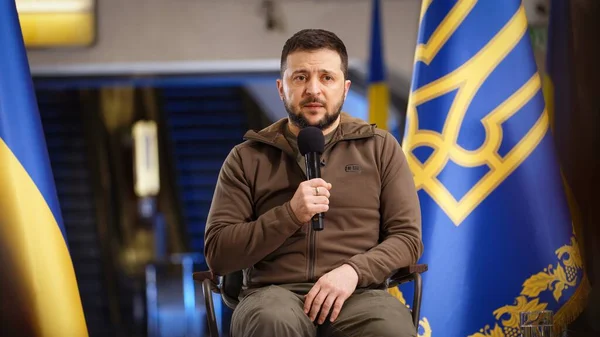 Ukrayna Cumhurbaşkanı Volodymyr Zelenskyy 'nin Rusya' nın Ukrayna savaşı sırasında Kyiv Metro istasyonundaki hava saldırılarından korunmak için düzenlediği APR-23-2022 basın toplantısı. Kyiv, Ukrayna