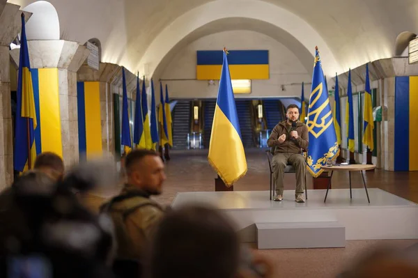 Ukrayna Cumhurbaşkanı Volodymyr Zelenskyy 'nin Rusya' nın Ukrayna savaşı sırasında Kyiv Metro istasyonundaki hava saldırılarından korunmak için düzenlediği APR-23-2022 basın toplantısı. Kyiv, Ukrayna