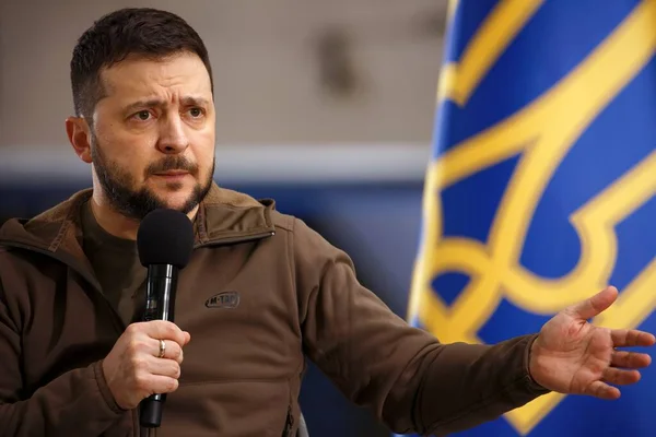 Ukrayna Cumhurbaşkanı Volodymyr Zelenskyy 'nin Rusya' nın Ukrayna savaşı sırasında Kyiv Metro istasyonundaki hava saldırılarından korunmak için düzenlediği APR-23-2022 basın toplantısı. Kyiv, Ukrayna