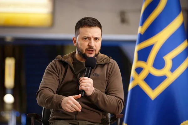 Ukrayna Cumhurbaşkanı Volodymyr Zelenskyy 'nin Rusya' nın Ukrayna savaşı sırasında Kyiv Metro istasyonundaki hava saldırılarından korunmak için düzenlediği APR-23-2022 basın toplantısı. Kyiv, Ukrayna